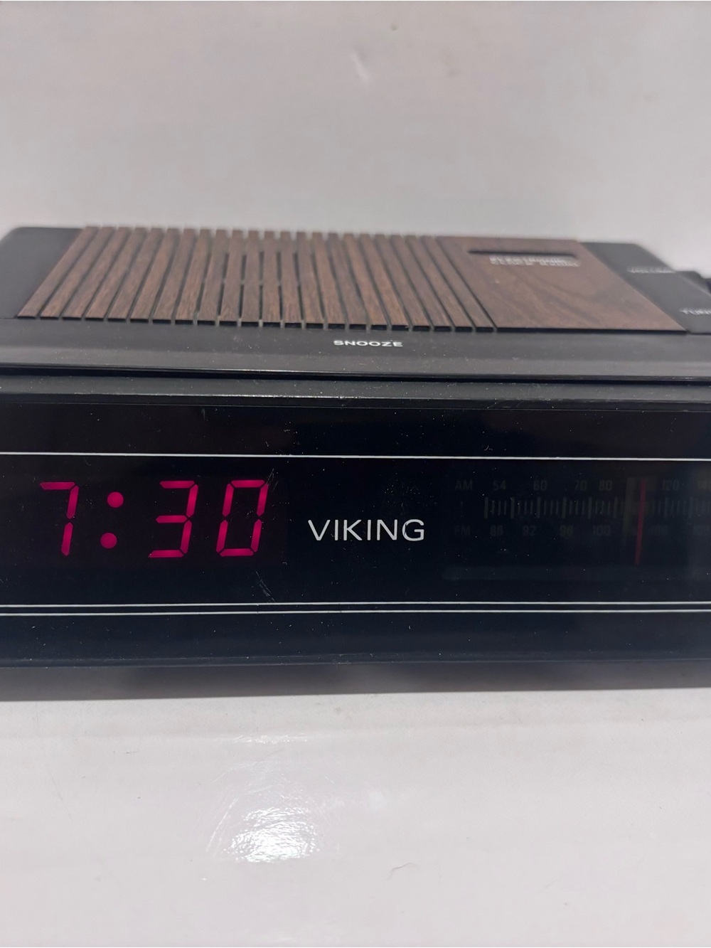 Vintage Eaton Viking CR-2153A AM/FM Electronic Digital Clock Radio Woodgrain
